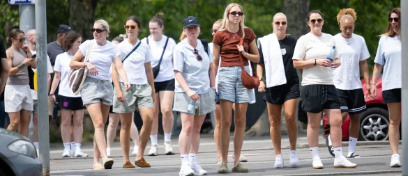 Tour durch Zürich und die Schweiz: Englands Fußballerinnen haben einen Titel zu verteidigen. - © Sebastian Christoph Gollnow/dpa