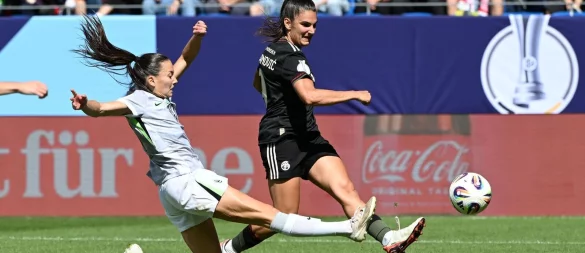 Trifft in dieser Szene zum 2:0: FCB-Stürmerin Jovana Damnjanovic (r). Wolfsburgs Joelle Wedemeyer kommt zu spät. - © Uli Deck/dpa