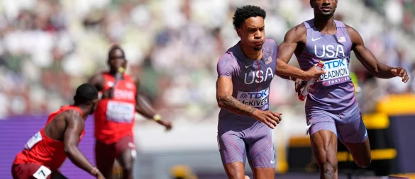 Im Nachsitzen schaffte die 4x400-Meter-Staffel der USA den Einzug ins Finale. - © Petr David Josek/AP/dpa