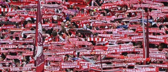 Fans des FC Bayern München - © Peter Kneffel/dpa