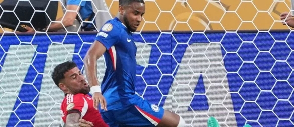 Der Ex-Leipziger Christopher Nkunku (r) wechselt vom FC Chelsea zur AC Mailand. - © Chris Carlson/AP/dpa