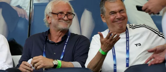 Rudi Völler (l) und Andreas Rettig sehen sich ein Spiel der U21 bei der EM an - © Branislav Racko/dpa