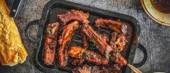 Anders als bei den üblichen Rippchensträngen werden hier die Ribs bereits vor dem Grillen einzeln geschnitten. - © Anja Würfl/die-frau-am-grill.de/dpa-tmn