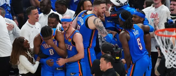 Die ersten Sekunden als NBA-Champion erlebte Isaiah Hartenstein mit den anderen Stammkräften an der Seitenlinie. - © Nate Billings/AP/dpa