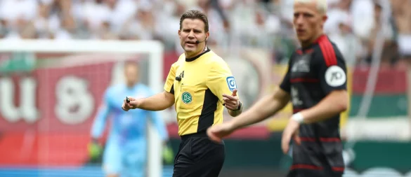Felix Brych erklärt, wie er mit schwierigen Spielern umgeht. - © Daniel Löb/dpa