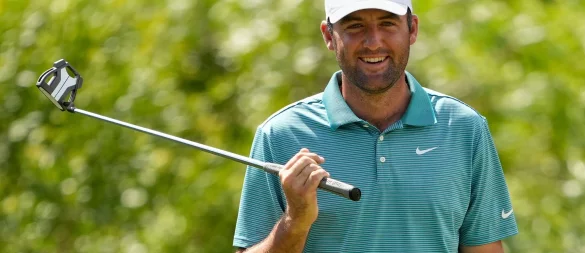 Scottie Scheffler hat bei der PGA Championship nach der dritten Runde die Führung übernommen. - © Matt York/AP/dpa