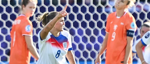Bayerns Georgia Stanway erzielte das 2:0 für England. - © Sebastian Christoph Gollnow/dpa