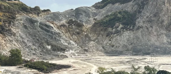 Das Vulkanfeld Solfatara in der Kleinstadt Pozzuoli im Westen der italienischen Millionenmetropole Neapel. Das Gebiet gehört zum Supervulkan der Phlegräischen Felder. - © Christoph Sator/dpa/dpa-tmn