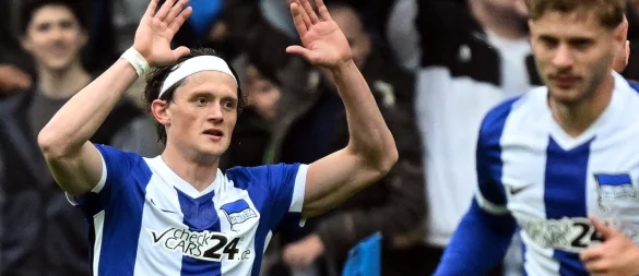 Herthas Fabian Reese (l) gab erst seine Vertragsverlängerung bekannt und erzielte dann den Ausgleich für die Berliner. - © Soeren Stache/dpa