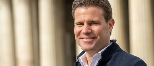 Felix Brych erhält eine Auszeichnung zum Karriereende. - © Peter Kneffel/dpa