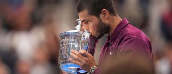 Ein Küsschen für den Pokal: Alcaraz ist neuer US-Open-Champion. - © Seth Wenig/AP/dpa