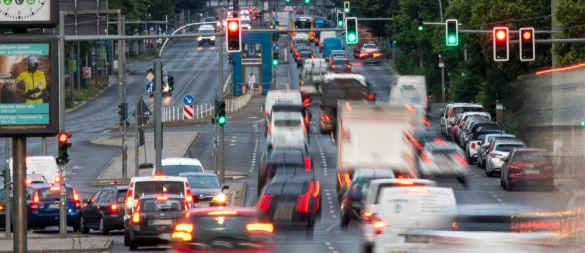 Volle Straßen, Stop-and-Go: Manchmal werden Ampeln auch rot, wenn man bereits die Haltelinie überquert hat. - © Christophe Gateau/dpa/dpa-tmn