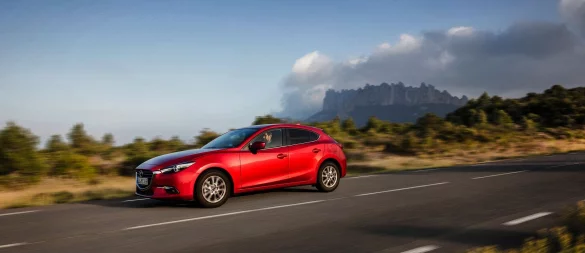 Kunstvoll gezeichneter Kompakter? Das müssen Sie selbst entscheiden - aber aus der Masse der Konkurrenz dürfte der Mazda3 schon herausstechen. - © Mazda/dpa-tmn