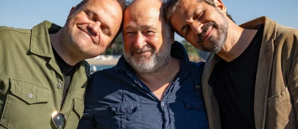 Schauspieler Pasquale Aleardi (rechts), der Schriftsteller Jean-Luc Bannalec (Mitte) und der Produzent Mathias Lösel (links) bei Dreharbeiten zum ARD-Krimi «Bretonische Sehnsucht». - © Wolfgang Ennenbach/ARD/dpa