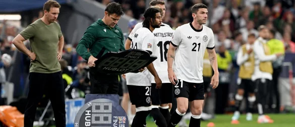 Nächster missglückter Dreifach-Wechsel: Bundestrainer Julian Nagelsmann (l) bringt beim Stand von 1:0 Serge Gnabry, Niclas Füllkrug und Robin Gosens. - © Federico Gambarini/dpa