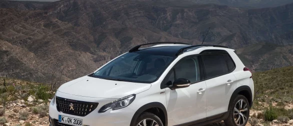 Chic in Szene gesetzt: Doch ein waschechter Offroader ist der Peugeot 2008 nicht, manche verführt er aber mit rustikalem Charme - auf was ist technisch beim Franzosen zu achten? - © Tibo/Stellantis/Peugeot/dpa-tmn