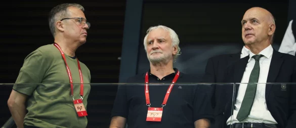 Verspricht einen anderen Auftritt im nächsten Spiel: DFB-Geschäftsführer Andreas Rettig (l). - © Christian Charisius/dpa