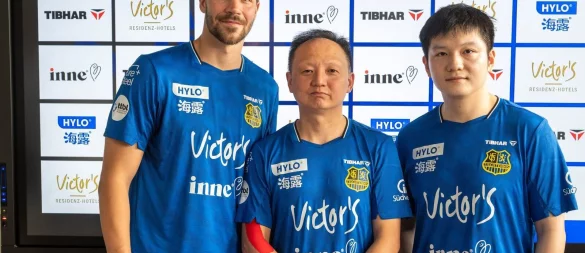Olympiasieger Fan Zhandong (r) beim 1. FC Saarbrücken zusammen mit Trainer Wang Zhi (M) und seinem Teamkollegen Patrick Franziska. - © Harald Tittel/dpa