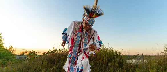 Tanzaufführung eines Anishinabe auf Manitoulin Island: Etwa die Hälfte der Inselbewohner hat indigene Wurzeln. - © Jay R. McDonald/Destination Canada/dpa-tmn