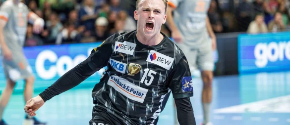 Spielmacher Tobias Gröndahl bejubelt den Heimsieg gegen Aalborg. - © Andreas Gora/dpa