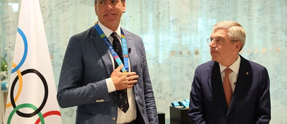 Ex-Schwimmer Gary Hall (l) bekam von IOC-Präsident Thomas Bach Ersatz für seine beim Feuer in Los Angeles verlorenen Olympia-Medaillen. - © Denis Balibouse/KEYSTONE/REUTERS/POOL/DENIS BALI/dpa