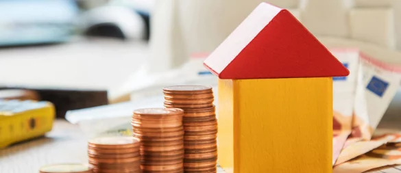 Größere Instandhaltungsmaßnahmen wie Dachsanierung oder Heizungstausch werden aus der Erhaltungsrücklage finanziert: Die jährliche Abrechnung gibt Aufschluss darüber, wie viel Geld aus der Rücklage dafür geflossen ist. - © Christin Klose/dpa-tmn