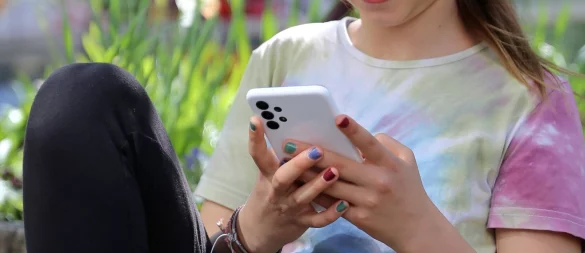 Reif fürs erste Handy? Der Wechsel zur weiterführenden Schule ist ein guter Anlass – aber kein Muss. - © Mascha Brichta/dpa-tmn