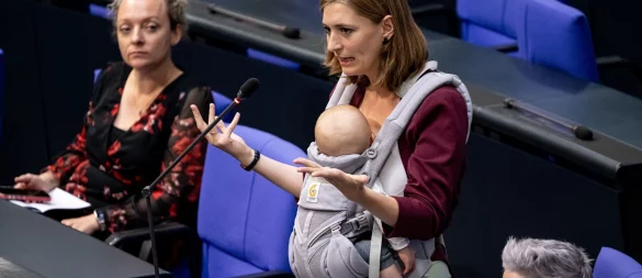 Die Grünen-Abgeordnete Hanna Steinmüller hat ihr Kind bereits in der Vergangenheit mit in den Bundestag genommen - nun nahm sie es erstmals mit ans Rednerpult. (Archivbild) - © Fabian Sommer/dpa
