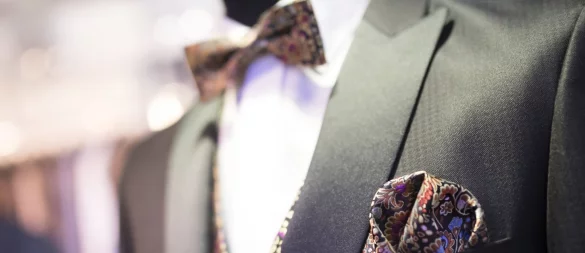Der dreiteilige Anzug ist auch 2025 weiterhin beliebt. Dieser klassische Look, bestehend aus Anzugjacke, Hose und Weste, verleiht dem Bräutigam eine Extraportion Eleganz und Raffinesse. - © Florian Schuh/dpa-tmn