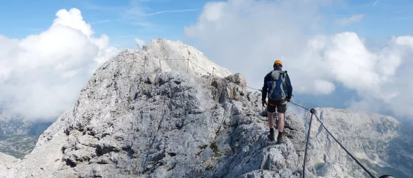 Auf dem Klettersteig wirkt alles ruhig: Doch in den Bergen kann das Wetter schnell umschlagen. - © Florian Sanktjohanser/dpa-tmn