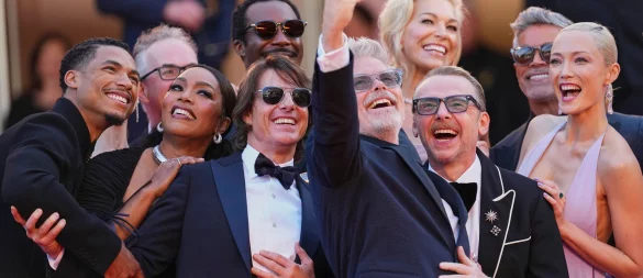 Das Filmteam macht vor dem Eintritt in den Festivalpalast noch schnell ein Selfie. (Archivbild) - © Scott A Garfitt/Invision/AP/dpa
