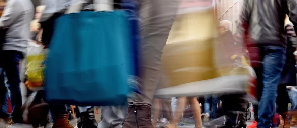 Volle Tüten, leere Konten: Bei Kaufsucht geraten Selbstkontrolle und Finanzen oft aus dem Gleichgewicht. - © Henning Kaiser/dpa/dpa-tmn