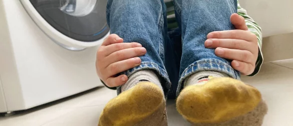 Nach einem Tag auf dem Spielplatz des Kindergartens: Das sind die vielleicht dreckigsten Socken der Welt. - © Simone A. Mayer/dpa-tmn