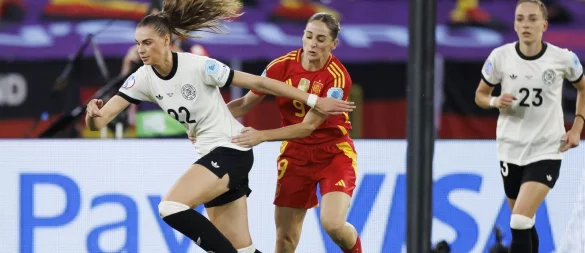 Aktivposten im deutschen Spiel: Jule Brand (l). - © Michael Buholzer/KEYSTONE/dpa