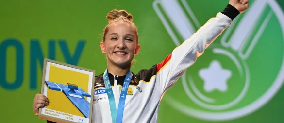 Karina Schönmaier jubelt über ihre Goldmedaille. - © Marijan Murat/dpa