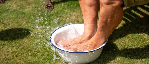 Kühlende Maßnahme: Fußbäder, Wadenwickel oder Wassersprays können bei schweren Beinen im Sommer Erleichterung bringen. - © Benjamin Nolte/dpa-tmn