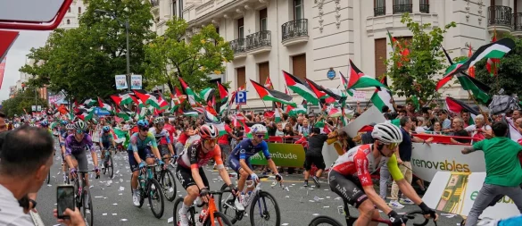 Seit Tagen gibt es bei der Vuelta propalästinensische Proteste. - © Miguel Oses/AP/dpa