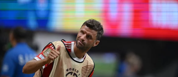 Bei der Club-WM war Thomas Müller noch ohne Schnurrbart: Vor dem Abschied aus München wagte der Ur-Bayer nun noch ein kleines Look-Experiment. - © Sven Hoppe/dpa