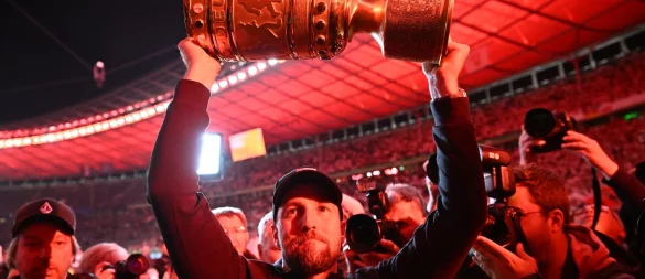 VfB-Trainer Sebastian Hoeneß wäre mit dem It-Piece DFB-Pokal sicherlich eine Erscheinung an der berüchtigten Tür des Berliner Clubs Berghain. - © Bernd Weißbrod/dpa