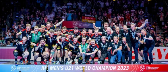 Die deutschen U21-Handballer hatten 2023 den WM-Titel geholt. - © Sascha Klahn/dpa