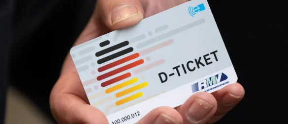 Chipkarte oder Papierticket: Wer das Deutschlandticket ohne Smartphone-App nutzen möchte, kann sich auf der Website des Vereins Digitalcourage informieren, welche Verkehrsunternehmen diese Optionen bieten. - © Boris Roessler/dpa/dpa-tmn