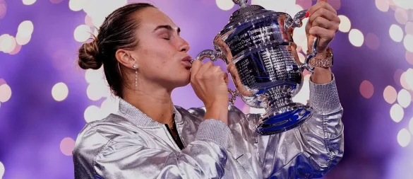 Ein Küsschen für den Pokal: Aryna Sabalenka ist in New York die Beste. - © Yuki Iwamura/AP/dpa