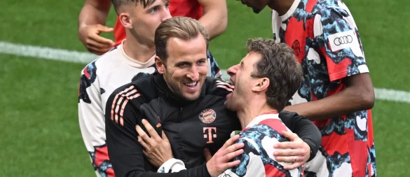 Harry Kane (l) freut sich mit Thomas Müller. - © Hendrik Schmidt/dpa