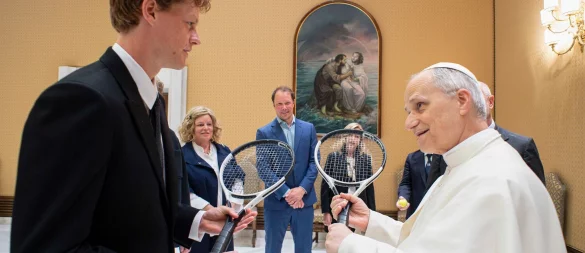 Zwei Tennisspieler unter sich: der Weltranglistenerste Jannik Sinner (links) und Papst Leo XIV. - © --/Vatican Media/dpa