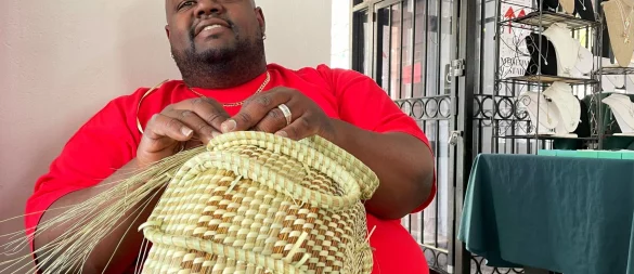 «Die Schilfgräser dafür habe ich selbst geerntet und getrocknet»: Corey Alston beim Korbflechten - © Jörg Michel/dpa-tmn