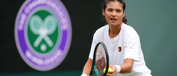 Steht in Wimbledon besonders im Fokus der Briten: Emma Raducanu - © John Walton/PA Wire/dpa