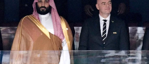 Saudi-Arabiens Kronprinz Mohammed bin Salman, hier bei der WM 2018 neben FIFA-Präsident Gianni Infantino, drängt bei seinen Reformen auch in den Fußball. - © Alexei Nikolsky/Pool Sputnik Kremlin/AP