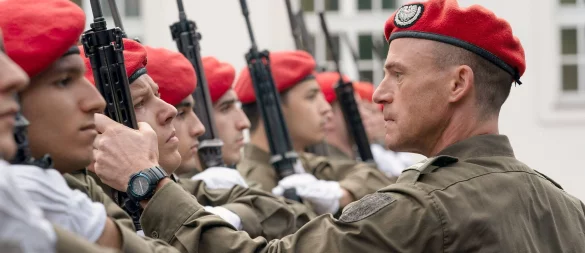 Vizeleutnant Charles Eismayer (Gerhard Liebmann, re.) drillt seine Rekruten hart. - © -/ZDF/Arte/dpa