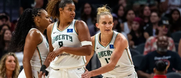 Nyara Sabally (Mitte) ist zurück auf dem Platz und kann wieder gemeinsam mit Leonie Fiebich (rechts) spielen. (Archiv-Foto) - © Maximilian Haupt/dpa