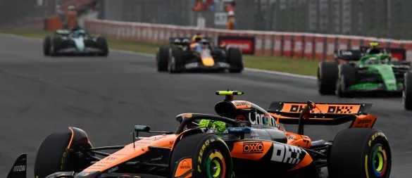 McLaren-Pilot Lando Norris an der Spitze des Feldes. - © Denes Erdos/AP/dpa